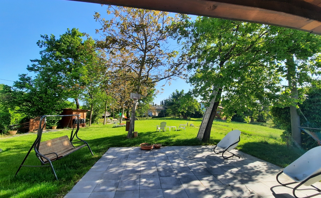 ...ampio giardino a disposizione per gli ospiti