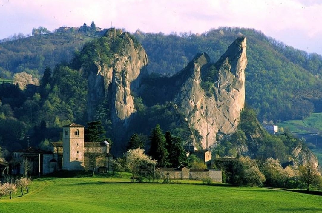 ...nel verde del Parco Regionale dei Sassi di Roccamalatina